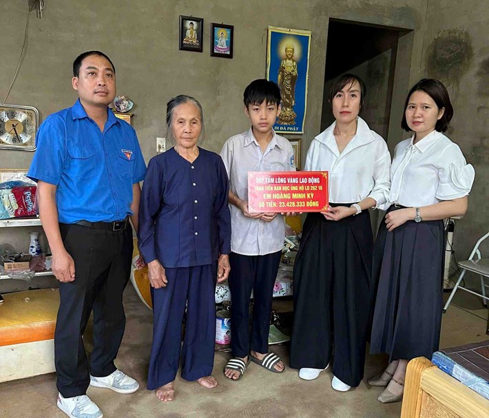 Đại diện nhà trường THCS Chiềng Sinh, Sơn La đến trao tiền ủng hộ của độc giả báo Lao Động đến cảnh đời khó khăn. Ảnh chụp ngày 20.10.2026. Ảnh: Nhà trường cung cấp