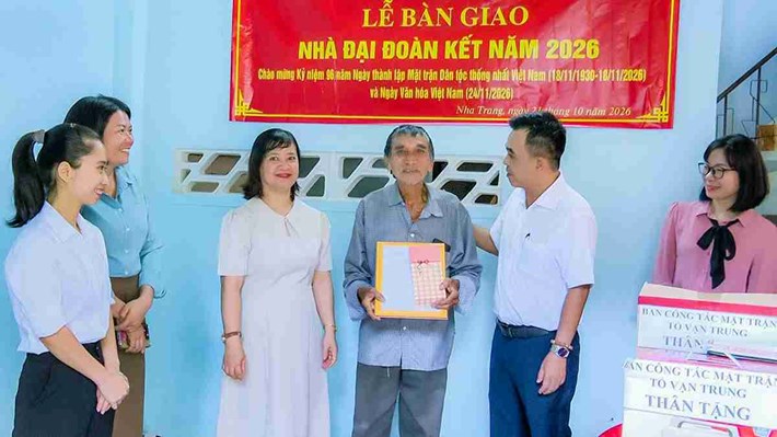 Les autorités compétentes ont remis 2 maisons de la Grande Union aux ménages en difficulté. Photo: Front du quartier de Nha Trang