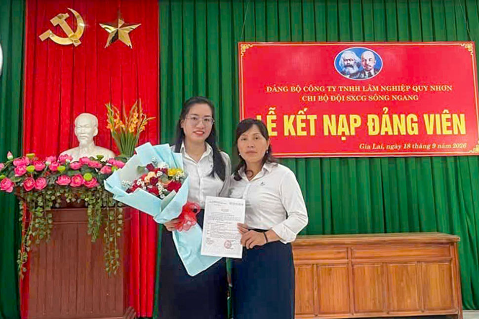 Lễ kết nạp Đảng viên tại Công ty TNHH Lâm Nghiệp Quy Nhơn. Ảnh: Công đoàn phường Quy Nhơn Bắc