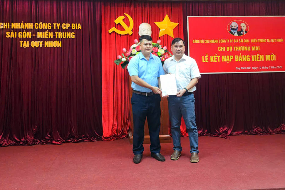 Lễ kết nạp Đảng viên tại Chi nhánh Công ty CP Bia Sài Gòn - Miền Trung. Ảnh: Công đoàn phường Quy Nhơn Bắc