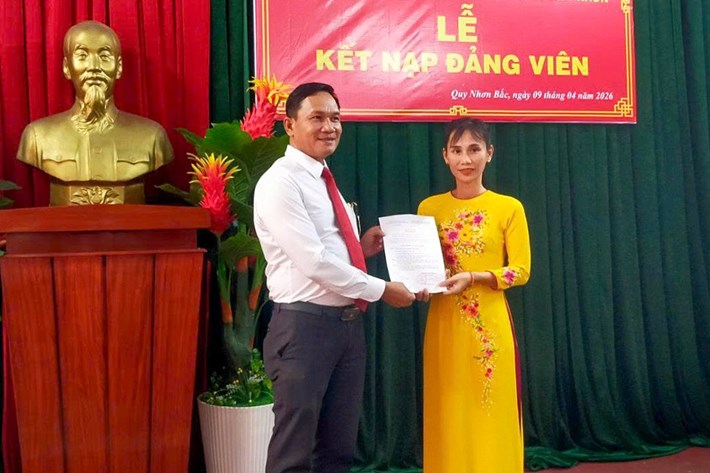 Lễ kết nạp Đảng viên tại Trường TH, THCS và THPT iSchool Quy Nhơn. Ảnh: Công đoàn phường Quy Nhơn Bắc
