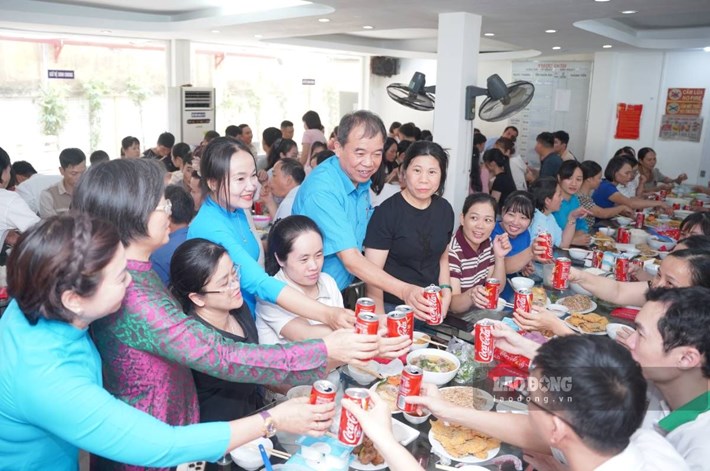 Công ty Cổ phần Dược phẩm Trường Thọ - Chi nhánh tại Khu công nghiệp Hòa Xá, tỉnh Ninh Bình tổ chức Bữa cơm Công đoàn cho đoàn viên, NLĐ tại Công ty nhân dịp 20.10. Ảnh: Lương Hà (chụp ngày 19.10)