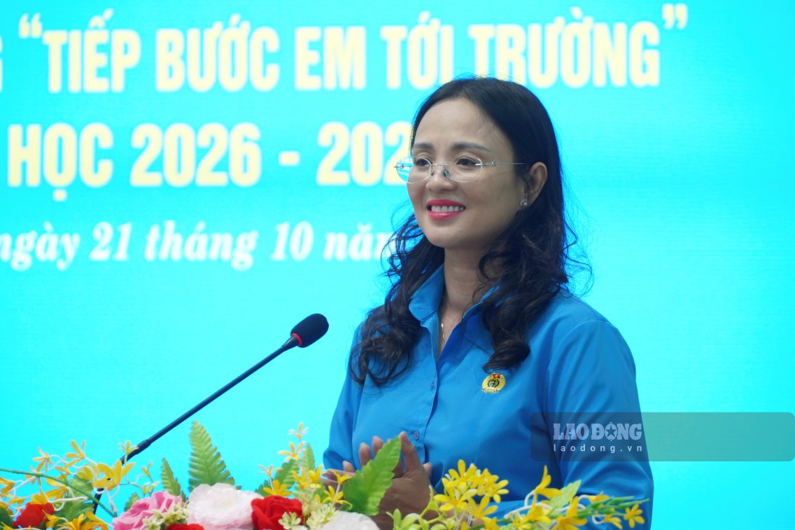 Bà Lê Thị Sương Mai - Chủ tịch LĐLĐ TP Cần Thơ phát biểu tại buổi lễ. Ảnh: Tạ Quang (ảnh chụp ngày 21.10)