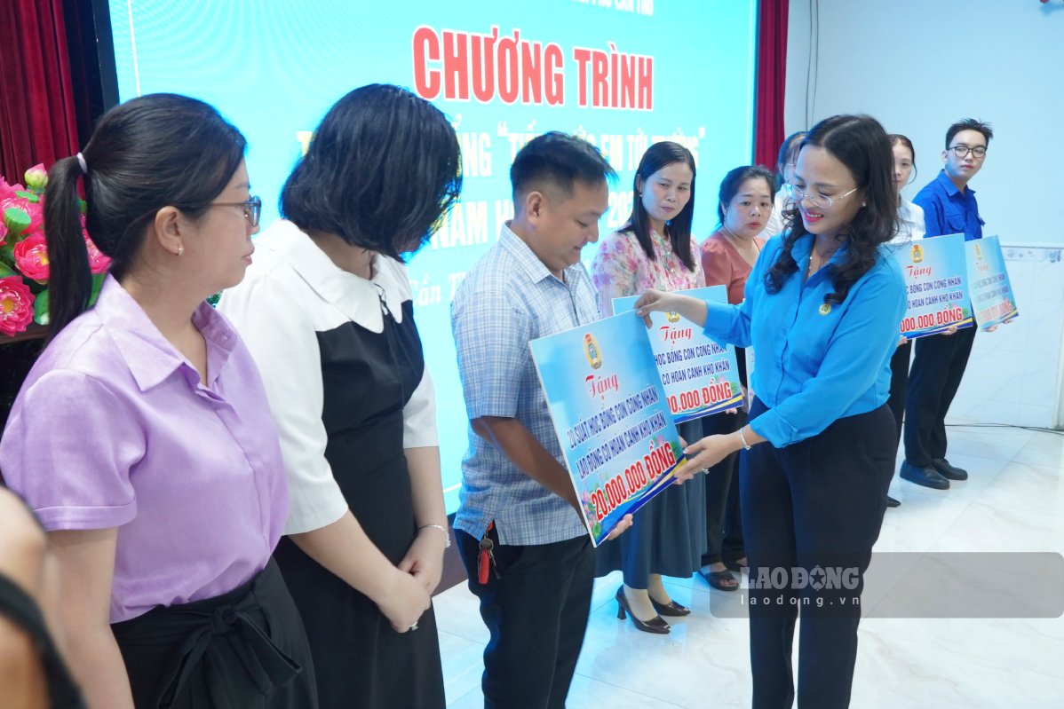 Bà Lê Thị Sương Mai - Chủ tịch LĐLĐ TP Cần Thơ trao bàng tượng trưng cho các đơn vị. Ảnh: Tạ Quang (ảnh chụp ngày 21.10)