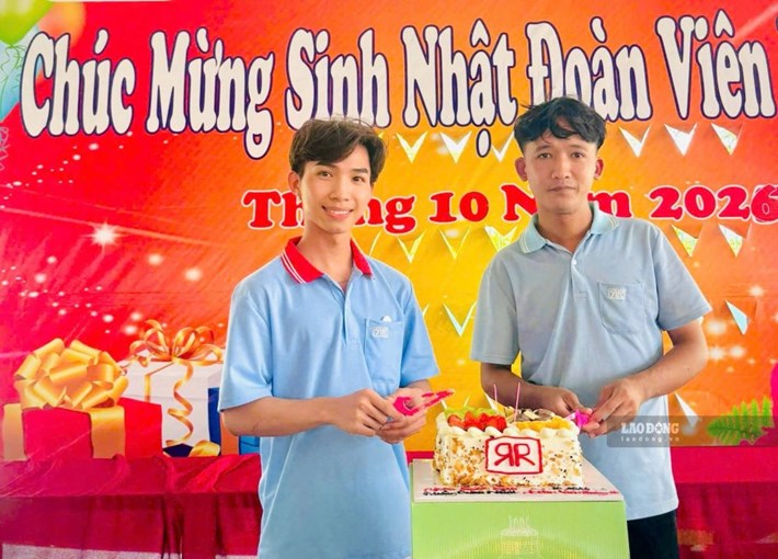 Đoàn viên có sinh nhật tháng 10 cắt bánh sinh nhật tại bữa tiệc. Ảnh: Phạm Duy
