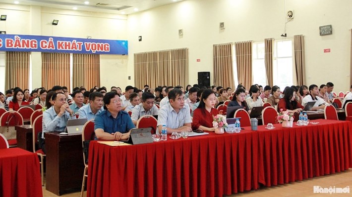 Cadres et experts de l'agence du Comité du Front de la Patrie du Vietnam de la ville de Hanoï participant au cours. Photo: Lê Dung / Journal Hà Nội Mới