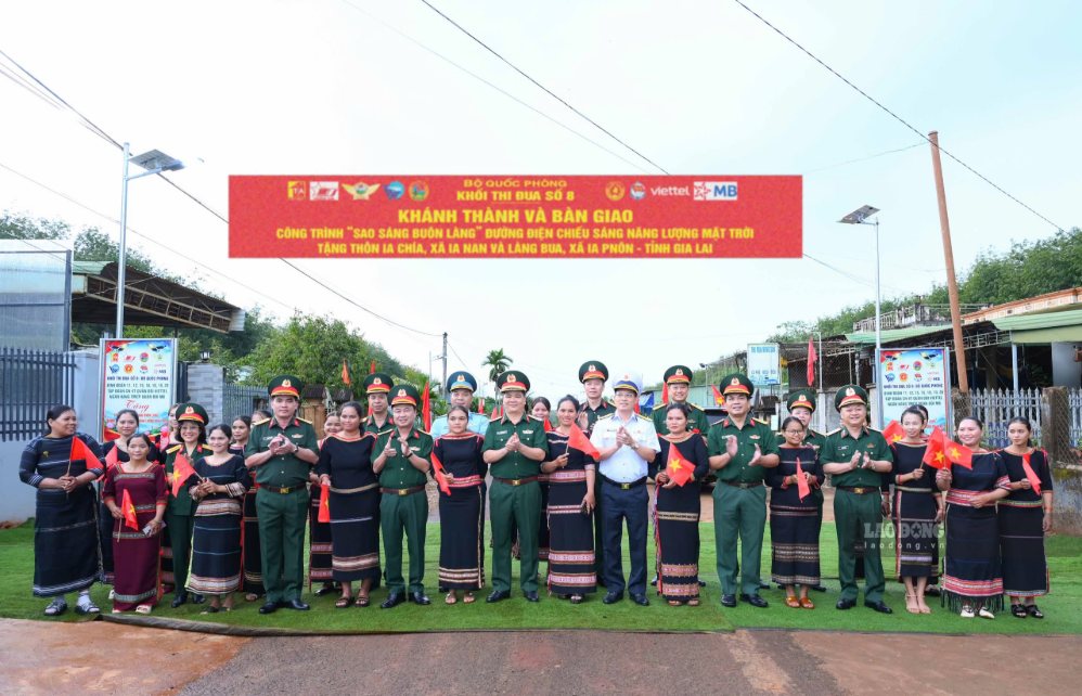 Binh đoàn 15 và các đơn vị Quân đội khánh thành công trình “Sao sáng buôn làng“. Ảnh: Thanh Tuấn 