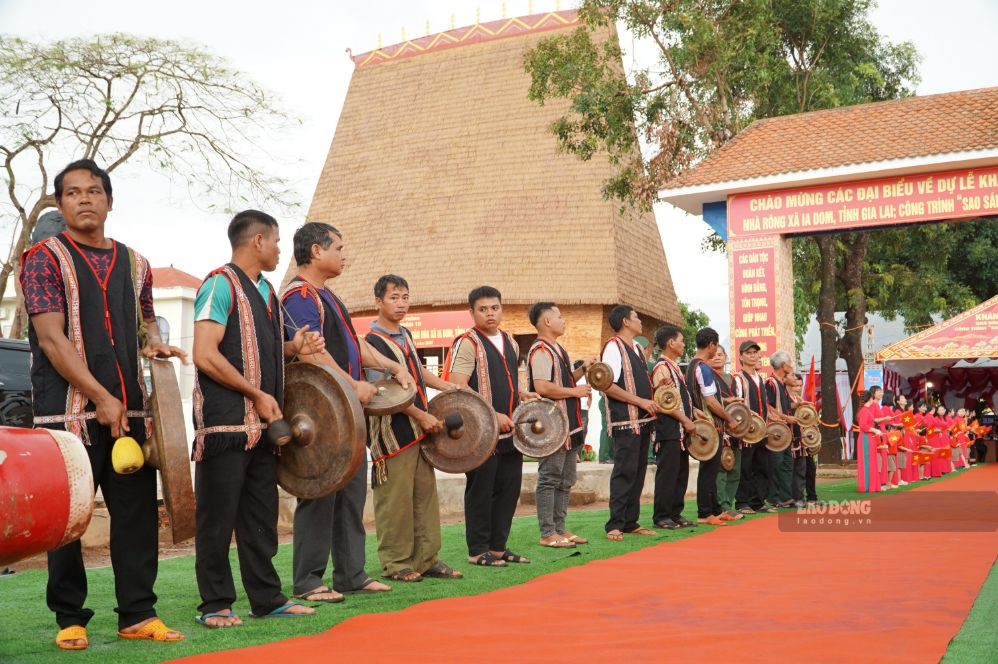 Le corps d'armée 15 inaugure la maison communale culturelle, illumine les villages à Gia Lai