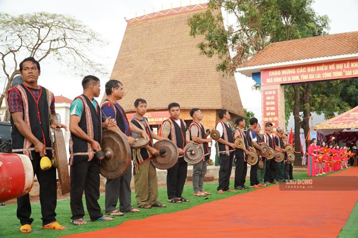 Les habitants jouent du gong pour célébrer la nouvelle maison communale. Photo: Thanh Tuấn