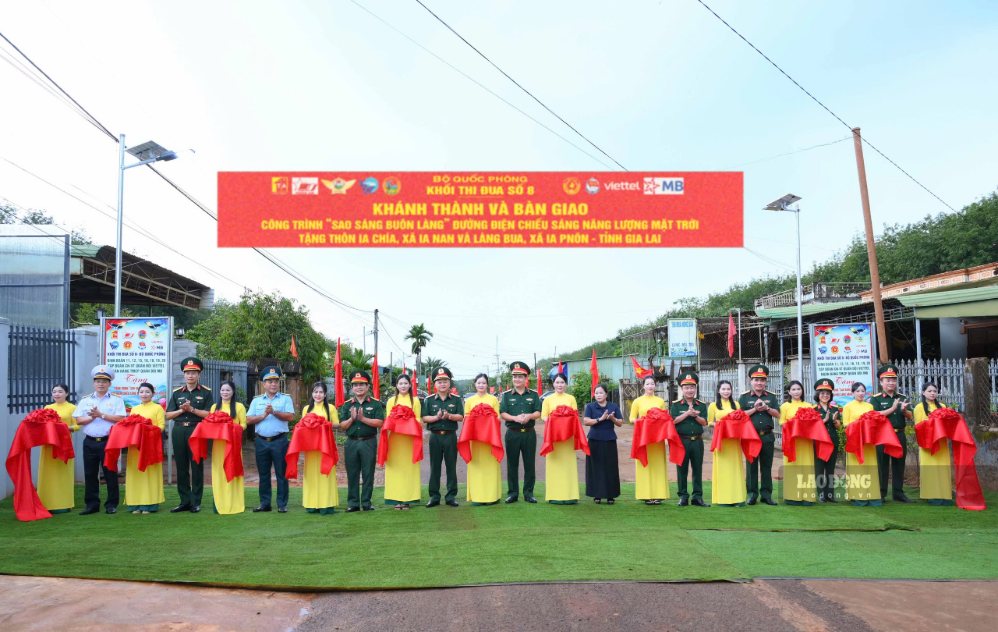 Công trình “Sao sáng buôn làng” với ánh đèn điện giúp người dân biên giới đi lại thuận lợi, an ninh đảm bảo. Ảnh: Thanh Tuấn