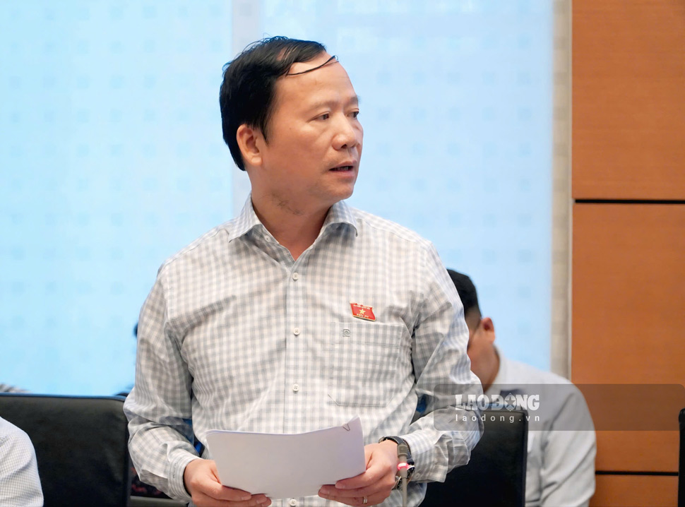 Đại biểu Nguyễn Đặng Ân - Đoàn đại biểu Quốc hội tỉnh Lạng Sơn phát biểu tại phiên họp tổ chiều 21.10. Ảnh: Hạo Thiên