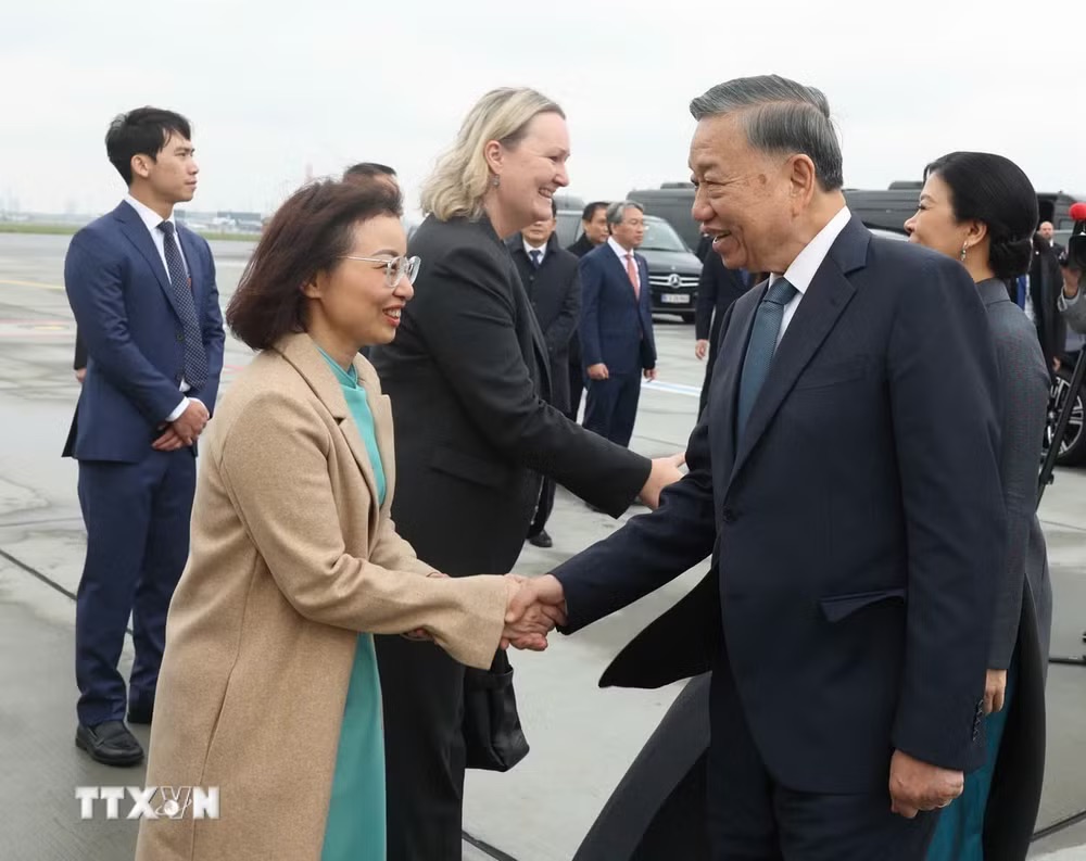 Đại sứ Việt Nam tại Đan Mạch Nguyễn Lê Thanh cùng các quan chức Đan Mạch và cán bộ, nhân viên Đại sứ quán tiễn Tổng Bí thư, Chủ tịch nước Tô Lâm và Phu nhân Ngô Phương Ly tại sân bay quốc tế Copenhagen. Ảnh: Thống Nhất/TTXVN