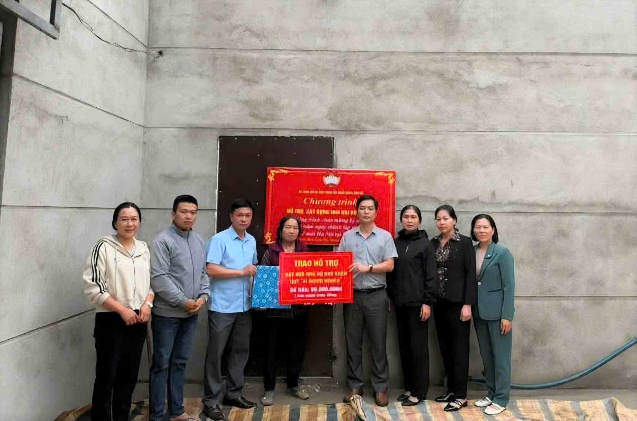 Ủy ban MTTQ Việt Nam xã Nam Ban Lâm Hà trao kinh phí hỗ trợ xây dựng nhà Đại đoàn kết cho hộ khó khăn. Ảnh: Nhi Nhi 