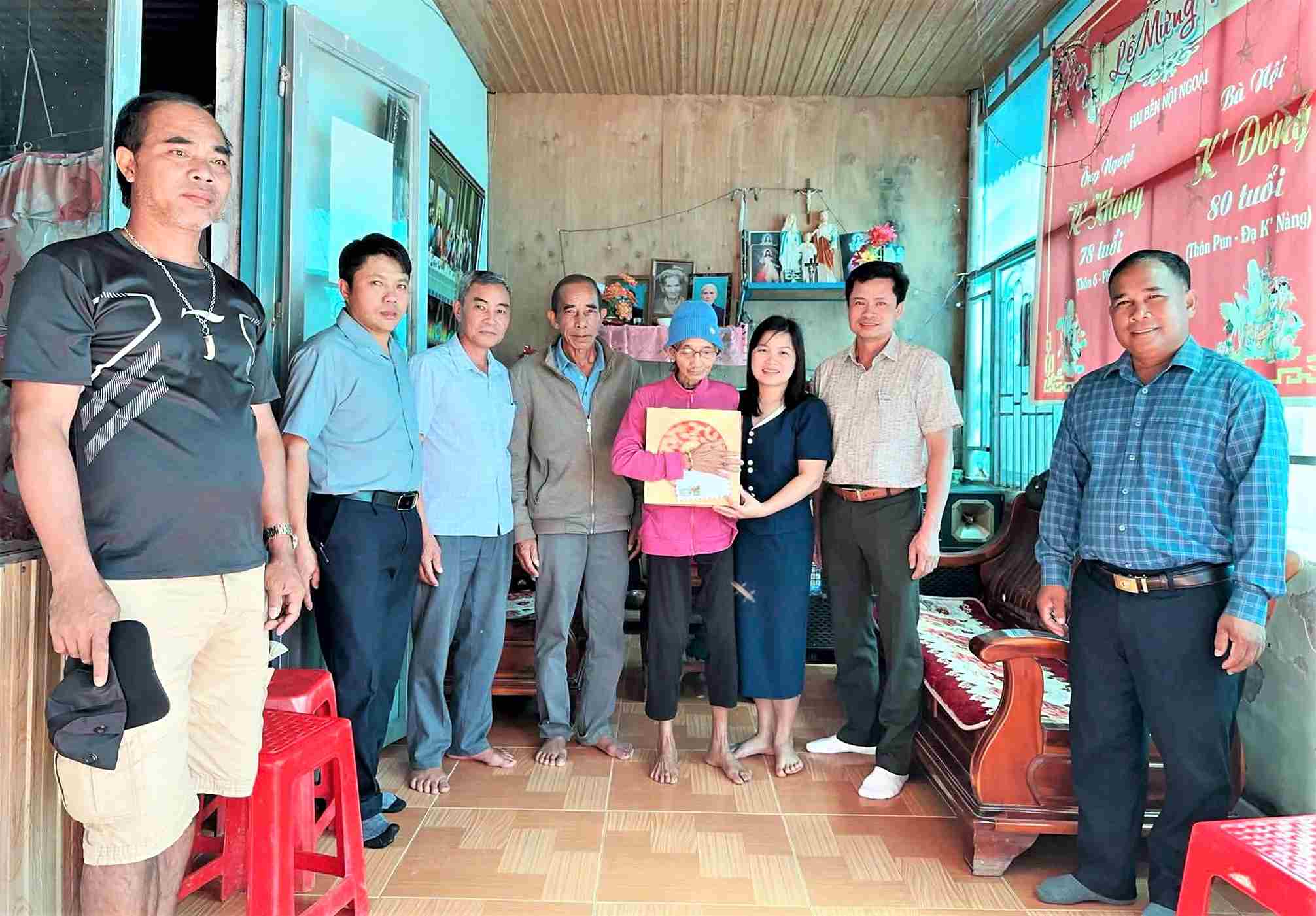 Các địa phương trên địa bàn tỉnh Lâm Đồng trao kinh phí xây dựng, sửa chữa nhà cho hộ khó khăn. Ảnh: Nhi Nhi 