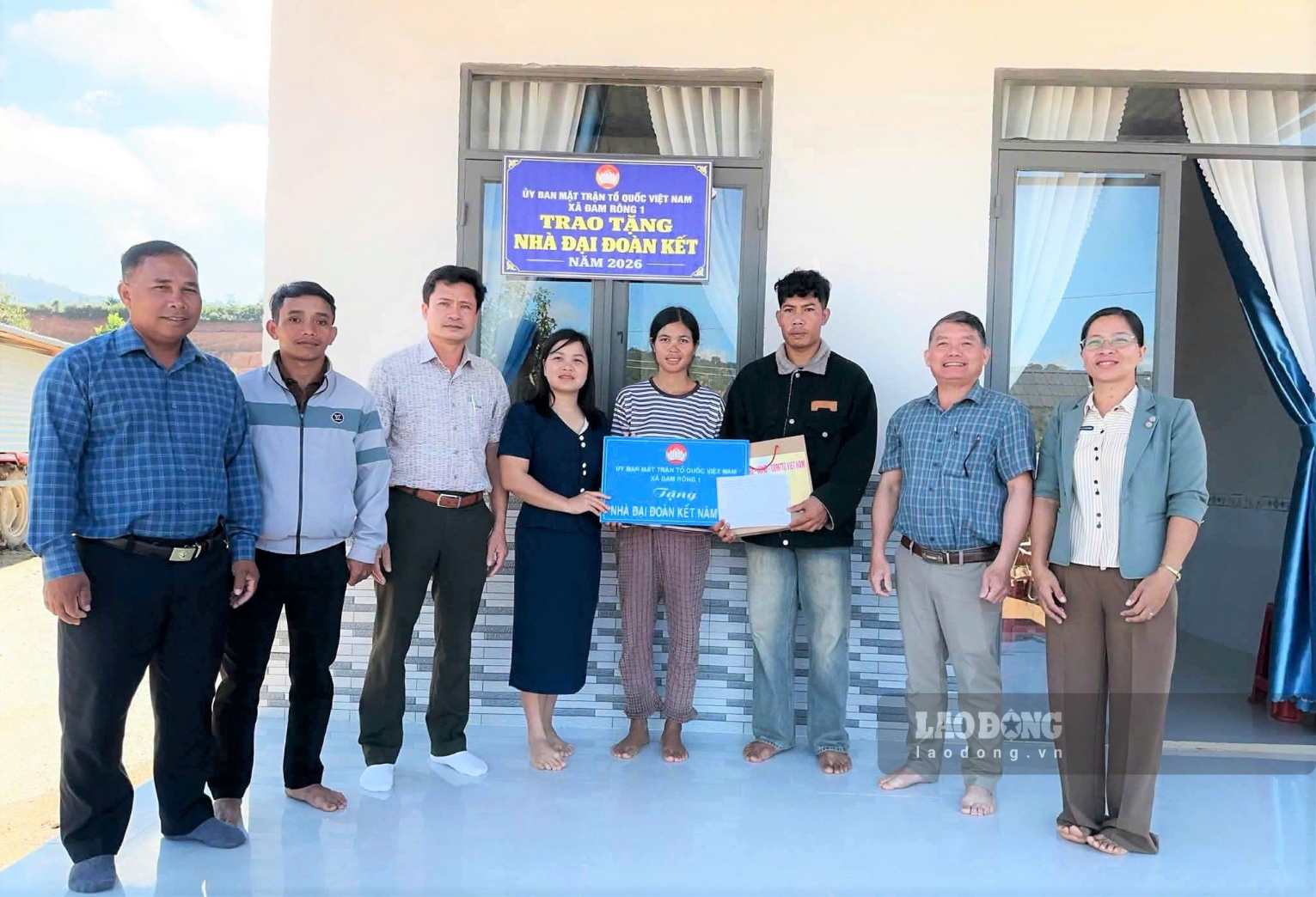 Ủy ban MTTQ Việt Nam xã Đam Rông 1 trao kinh phí xây dựng nhà Đại đoàn kết cho hộ nghèo. Ảnh: Phúc Khánh (chụp ngày 21.10) 