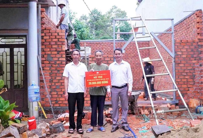 Ủy ban MTTQ Việt Nam xã Đức Lập trao kinh phí xây dựng nhà Đại đoàn kết cho hộ nghèo. Ảnh: Phúc Khánh