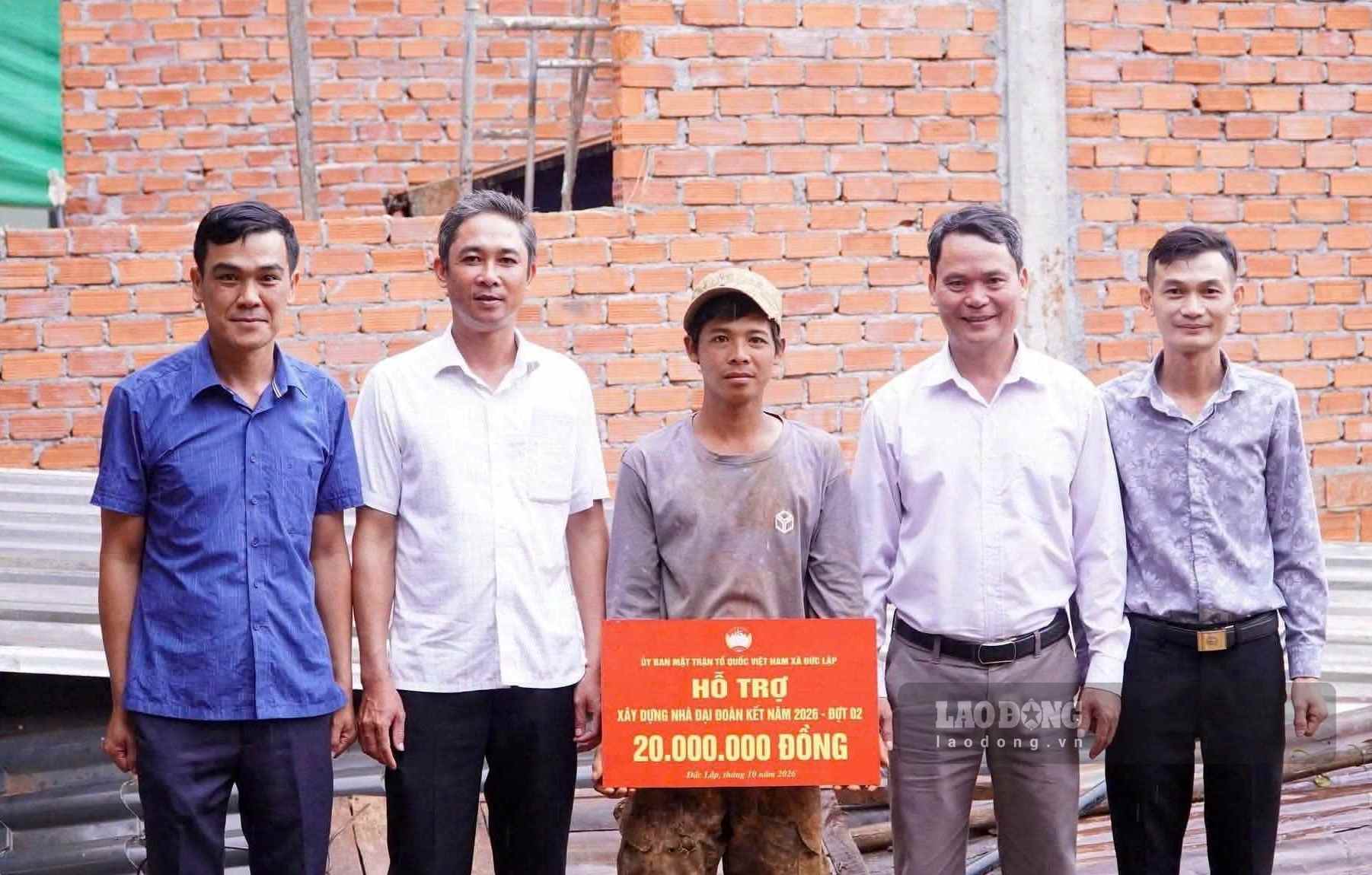 Ủy ban MTTQ Việt Nam xã Đức Lập trao hỗ trợ kinh phí xây dựng, sửa chữa nhà ở cho hộ khó khăn. Ảnh: Phúc Khánh (chụp ngày 21.10) 