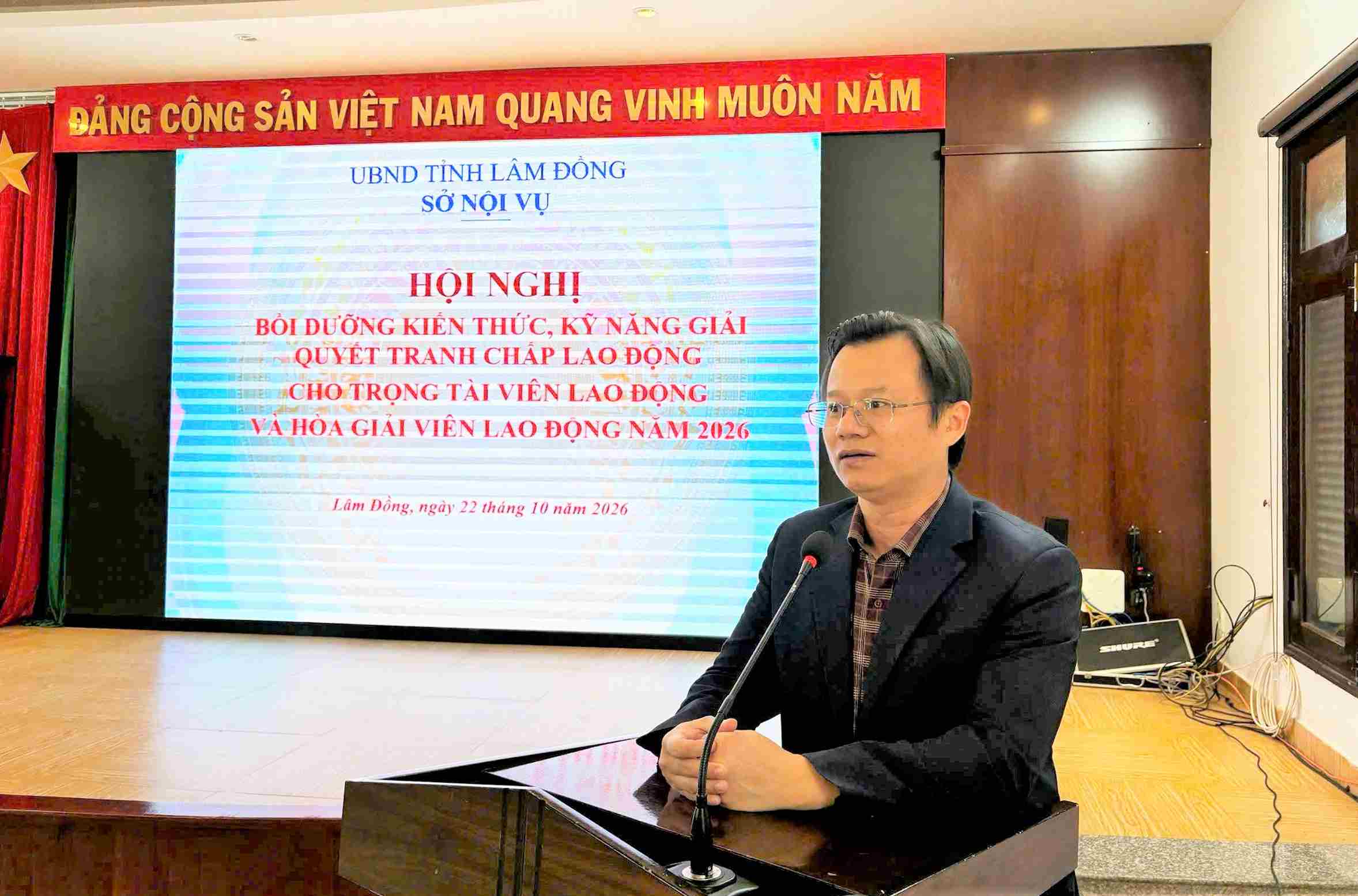Ông Ninh Công Dũng, Trưởng phòng Lao động, việc làm và Thanh niên, Sở Nội vụ tỉnh Lâm Đồng phát biểu tại hội nghị. Ảnh: ĐỨC LÂM