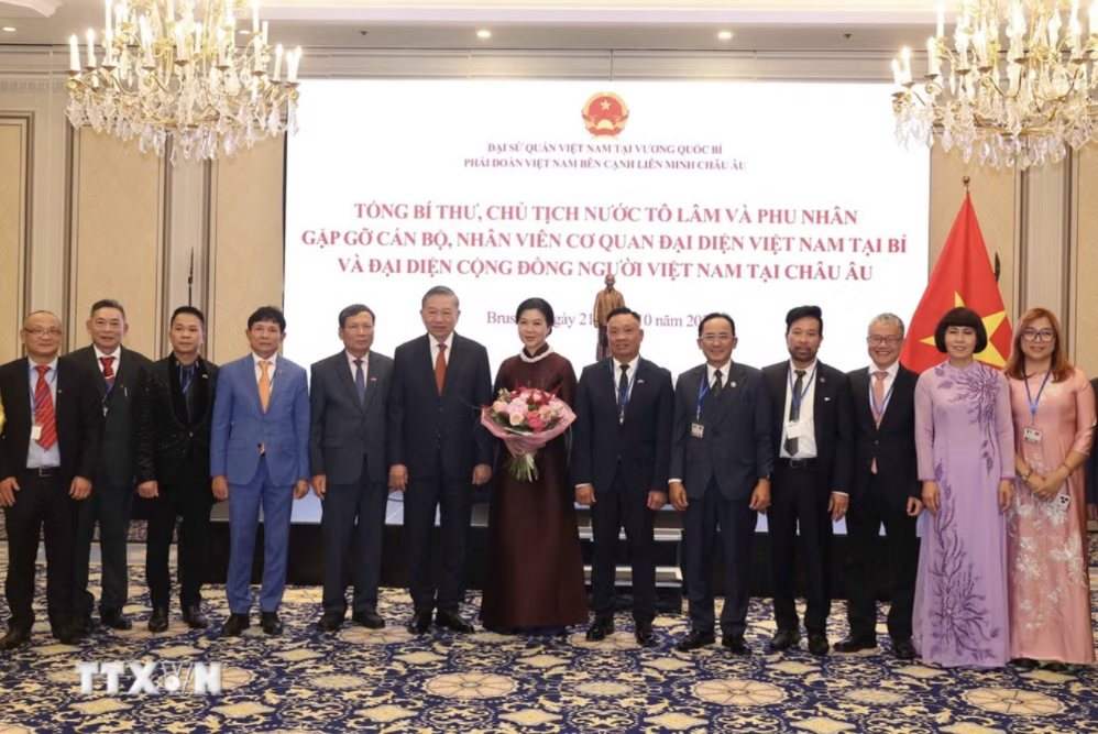 Tổng Bí thư, Chủ tịch nước Tô Lâm và Phu nhân Ngô Phương Ly chụp ảnh chung với đại diện cộng đồng người Việt Nam tại châu Âu. Ảnh: TTXVN