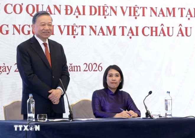 Tổng Bí thư, Chủ tịch nước Tô Lâm nói chuyện thân mật với cán bộ, nhân viên Đại sứ quán Việt Nam tại Bỉ và đại diện cộng đồng người Việt Nam tại châu Âu. Ảnh: TTXVN