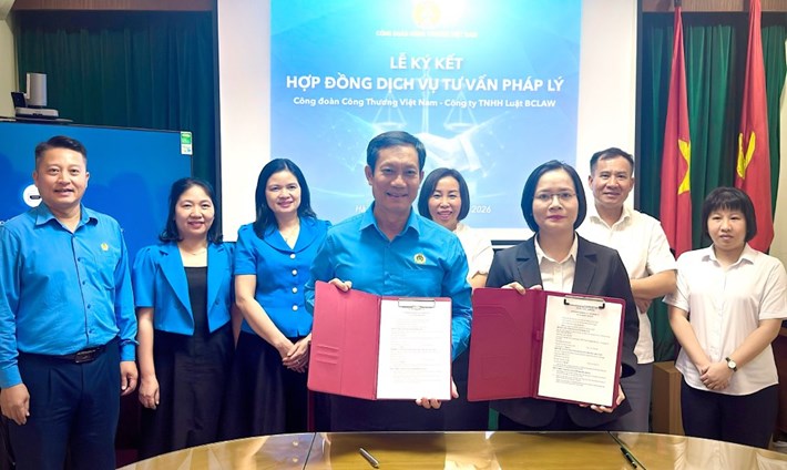 Đại diện lãnh đạo Công đoàn Công Thương Việt Nam ký kết Hợp đồng dịch vụ tư vấn pháp lý với Công ty Luật TNHH BCLAW. Ảnh: Thùy Linh / Công đoàn Công Thương Việt Nam