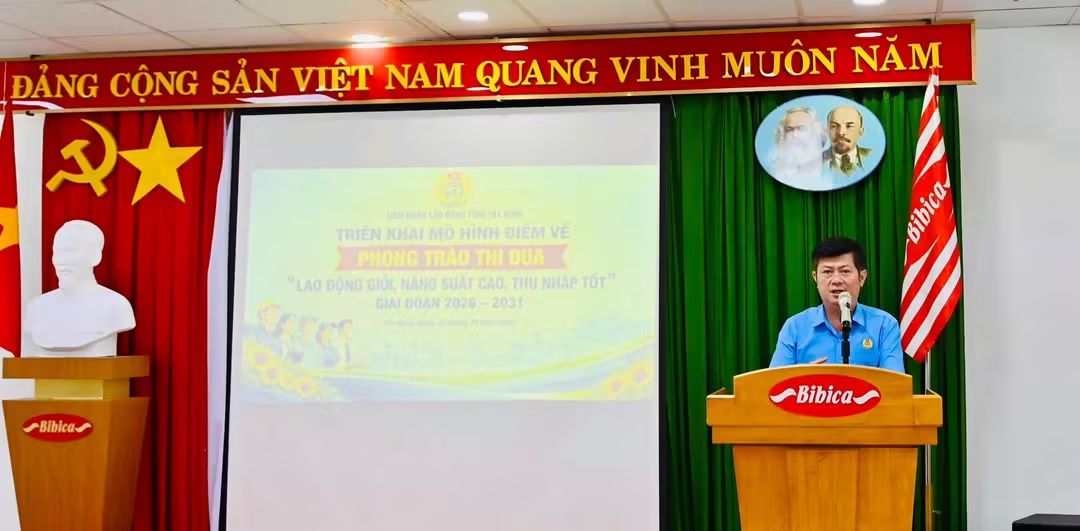 Ông Trần Lê Duy - Chủ tịch Liên đoàn Lao động tỉnh Tây Ninh phát biểu tại hội nghị. Ảnh: UBND xã Mỹ Yên