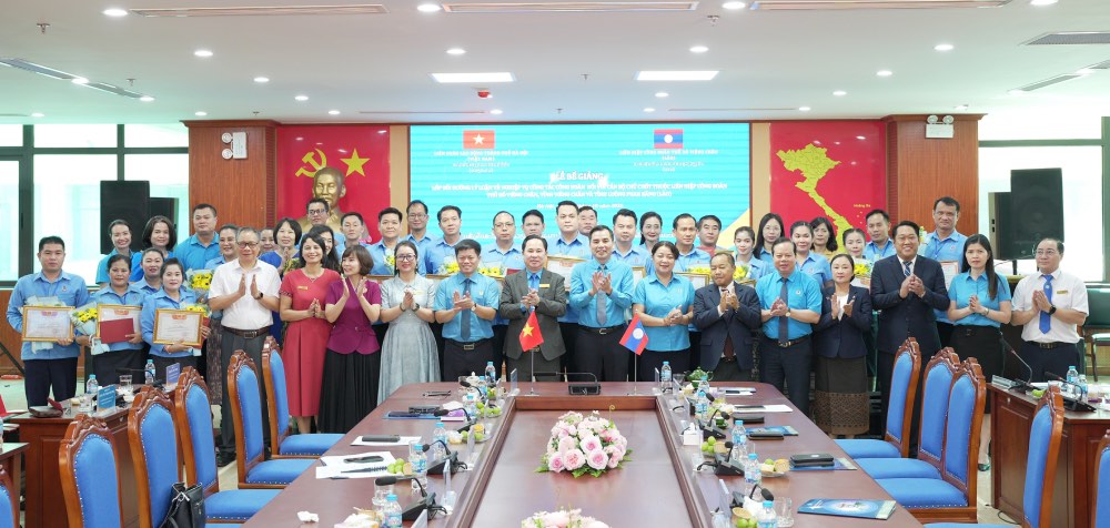 Đại diện lãnh đạo LĐLĐ TP Hà Nội, Trường Đại học Công đoàn và Liên hiệp Công đoàn Thủ đô Viêng Chăn trao chứng chỉ, tặng hoa chúc mừng các cán bộ Công đoàn Lào đã tham gia Lớp Bồi dưỡng lý luận và nghiệp vụ công tác Công đoàn. Ảnh: Ngọc Ánh