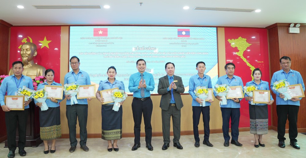 Đại diện lãnh đạo LĐLĐ TP Hà Nội và Đại học Công đoàn trao chứng chỉ hoàn thành chương trình đào tạo lý luận và nghiệp vụ công tác Công đoàn cho các học viên. Ảnh: Ngọc Ánh / LĐLĐ TP Hà Nội