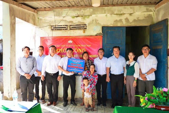 Ủy ban MTTQ Việt Nam xã Hàm Thuận Nam tổ chức khởi công xây dựng nhà Đại đoàn kết cho gia đình bà Phan Thị Thanh, thôn Nam Trung, tỉnh Lâm Đồng. Ảnh: Thanh Thảo