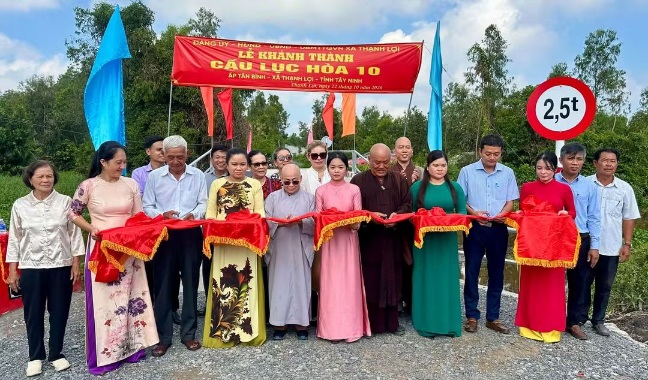 Các đại biểu thực hiện nghi thức cắt băng khánh thành cầu Cầu Lục Hòa 10. Ảnh: UBND xã Thạnh Lợi ngày 22.10