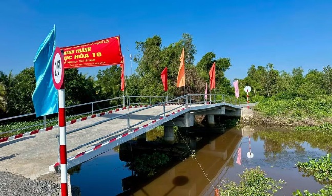 Khánh thành cầu Lục Hòa 10 ở Tây Ninh, trao 50 phần quà cho người dân khó khăn