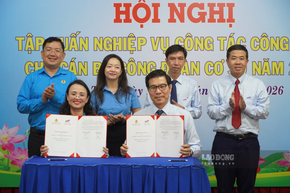 Đại diện 2 đơn vị thực hiện ký kết. Ảnh: Tạ Quang (ảnh chụp ngày 22.10)