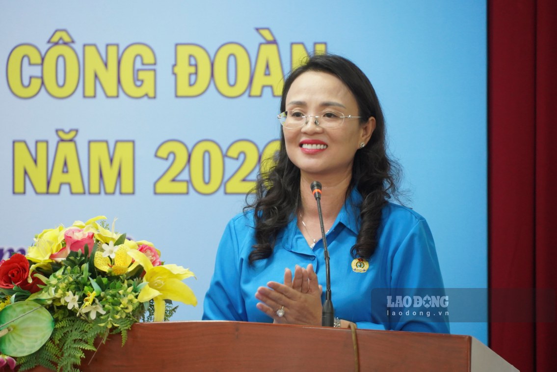 Bà Lê Thị Sương Mai - Chủ tịch LĐLĐ TP Cần Thơ phát biểu tại chương trình. Ảnh: Tạ Quang (ảnh chụp ngày 22.10)