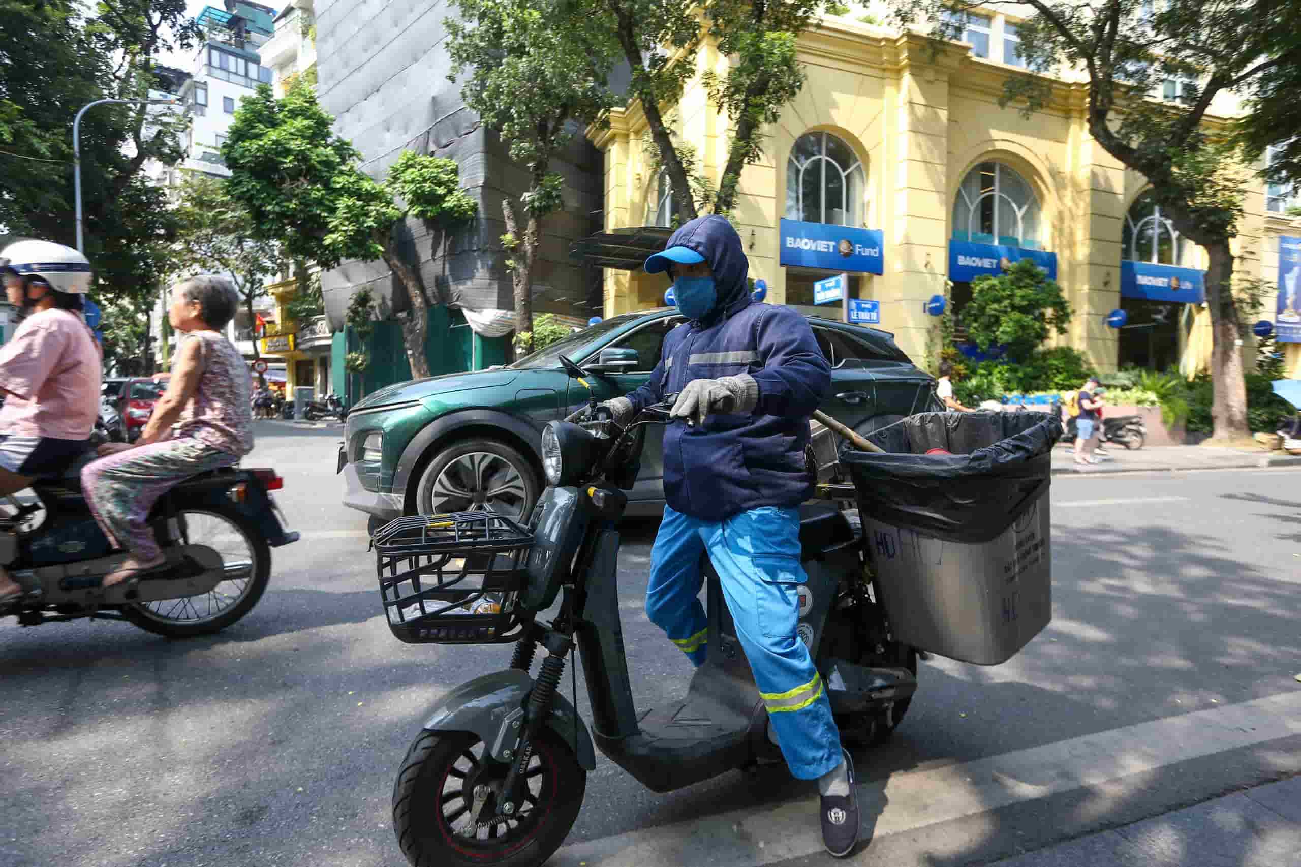 Công nhân vệ sinh môi trường đối diện với nhiều rủi ro khi làm nghề. Ảnh: Ban Tổ chức.