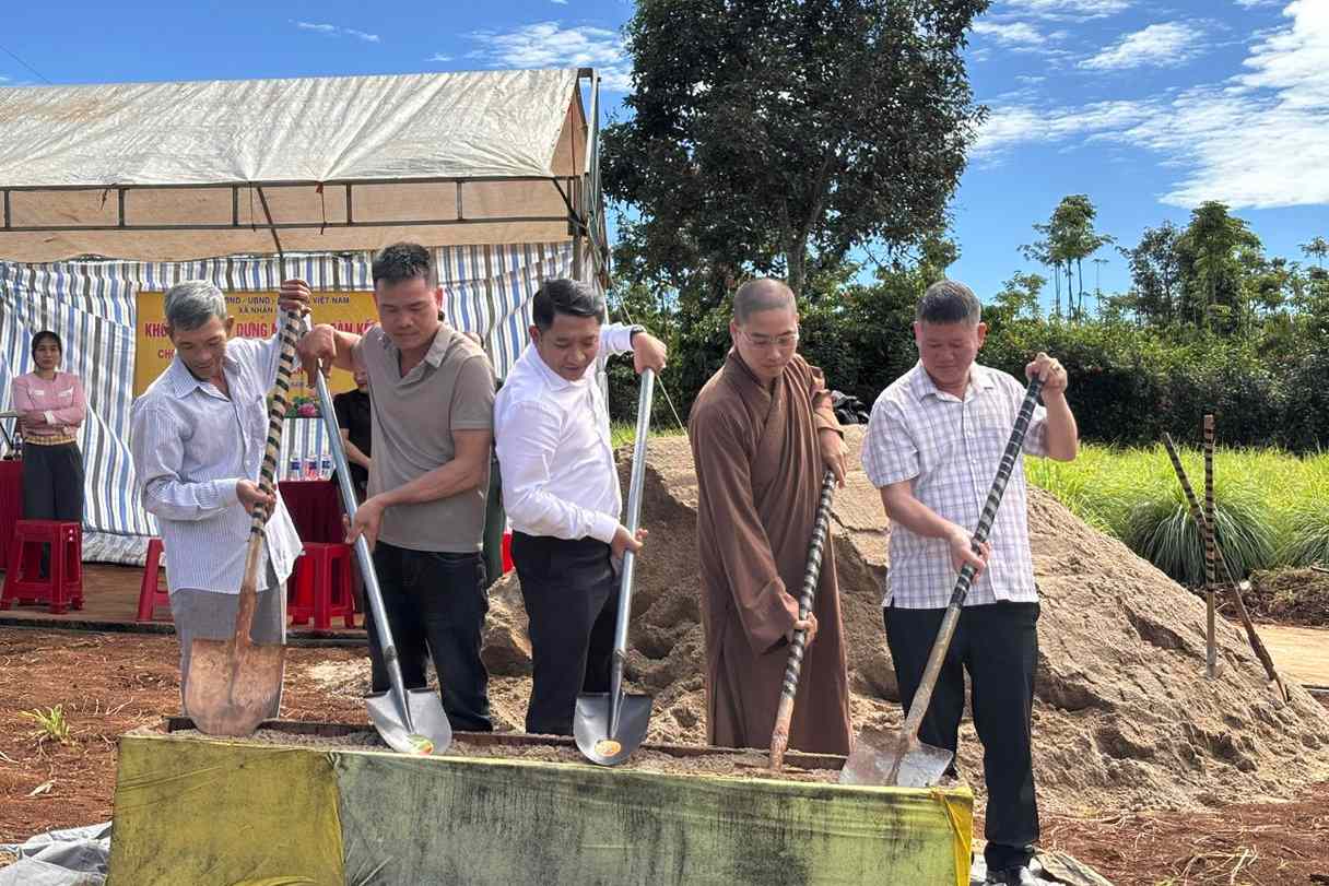 Các đại biểu thực hiện nghi thức khởi công, xây dựng ngôi nhà Đại đoàn kết tại xã Nhân Cơ. Ảnh: Đông Phan 