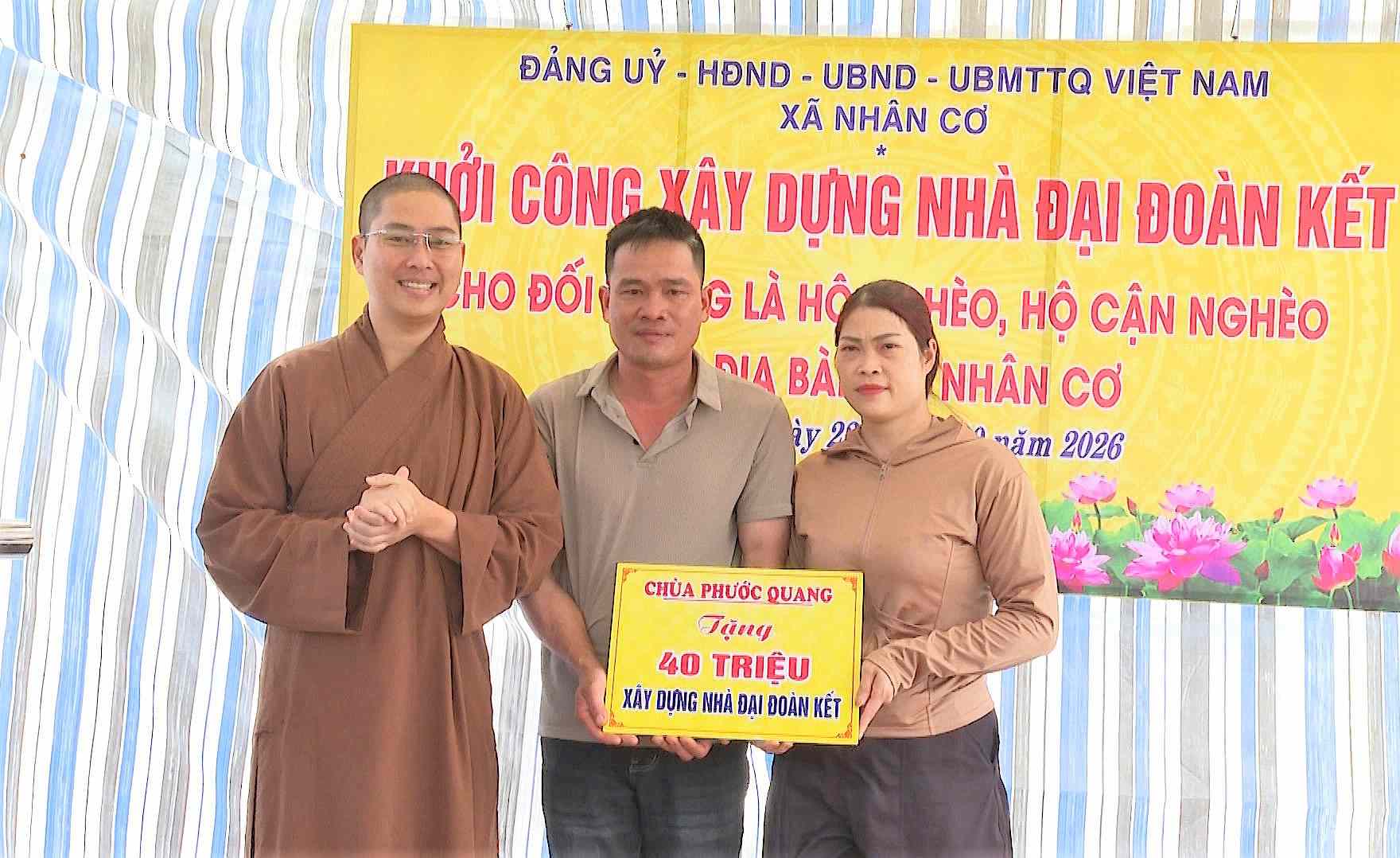 Gia đình anh Vương Minh Tiện được hỗ trợ thêm 40 triệu để xây dựng nhà Đại đoàn kết. Ảnh: Đông Phan 