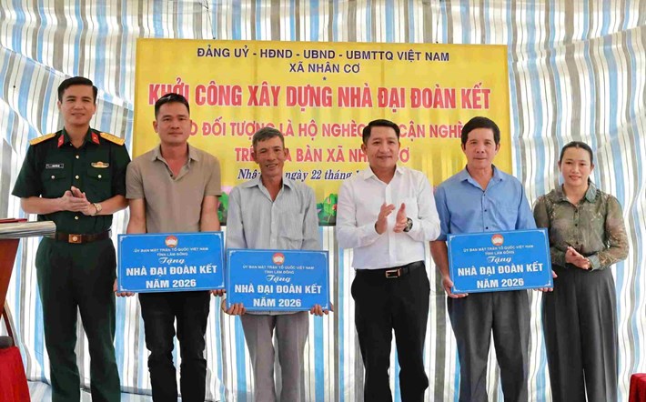Lãnh đạo xã Nhân Cơ trao bảng tượng trưng hỗ trợ xây dựng nhà đại đoàn kết cho các hộ khó khăn trên địa bàn. Ảnh: Đông Phan