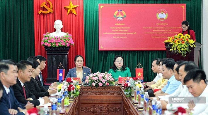 Les dirigeants du Comité du Front de la Patrie du Vietnam de la province de Ninh Binh accueillent et travaillent avec la délégation de cadres du Front lao. Photo: Nguyen Truong (prise le 22 octobre)