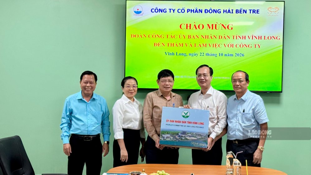 Chủ tịch UBND tỉnh Vĩnh Long Trần Trí Quang tặng quà, động viên doanh nghiệp tại Khu công nghiệp Giao Long. Ảnh: Hoàng Lộc (22.10.2026)