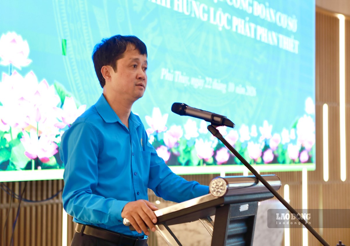 Phó Chủ tịch Thường trực Liên đoàn Lao động tỉnh Lâm Đồng Hồ Công Dương giao nhiệm vụ cho công đoàn cơ sở vừa thành lập chiều 22.10. Ảnh: Duy Tuấn 