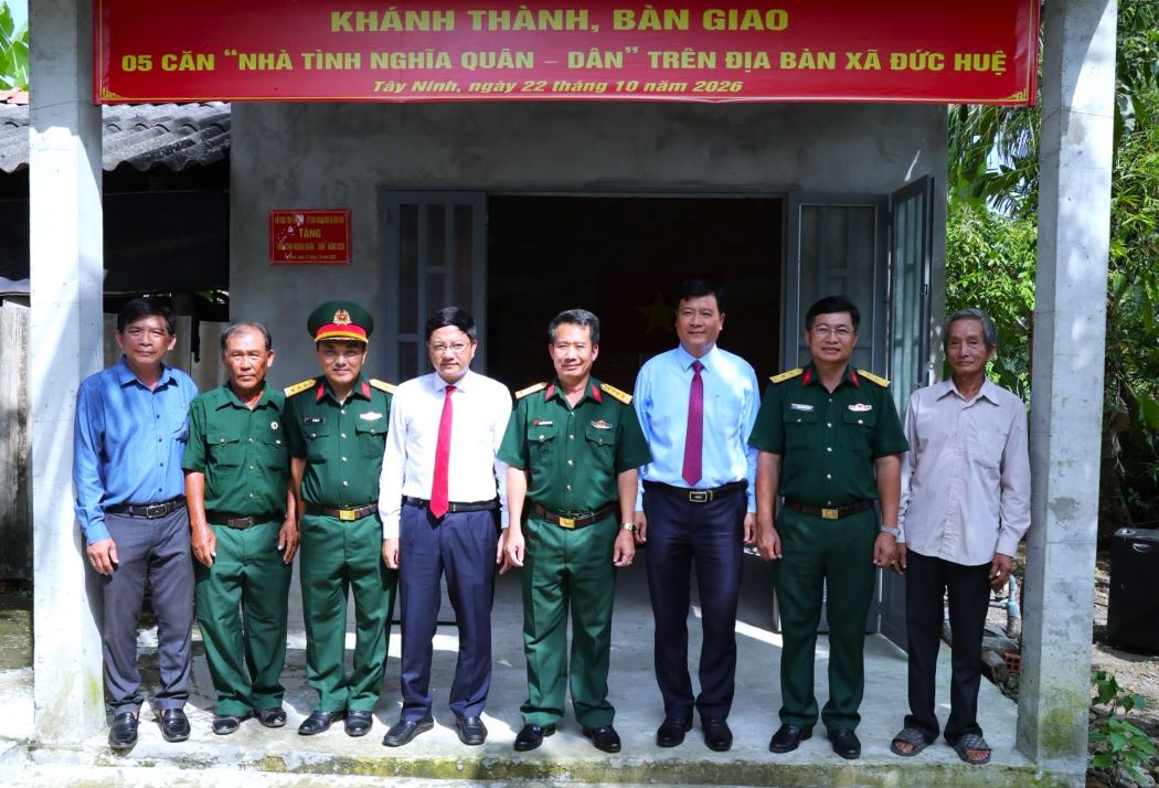 Các đại biểu tại buổi trao tặng nhà cho ông Bùi Văn Mại, xã Đức Huệ, tỉnh Tây Ninh ngày 22.10