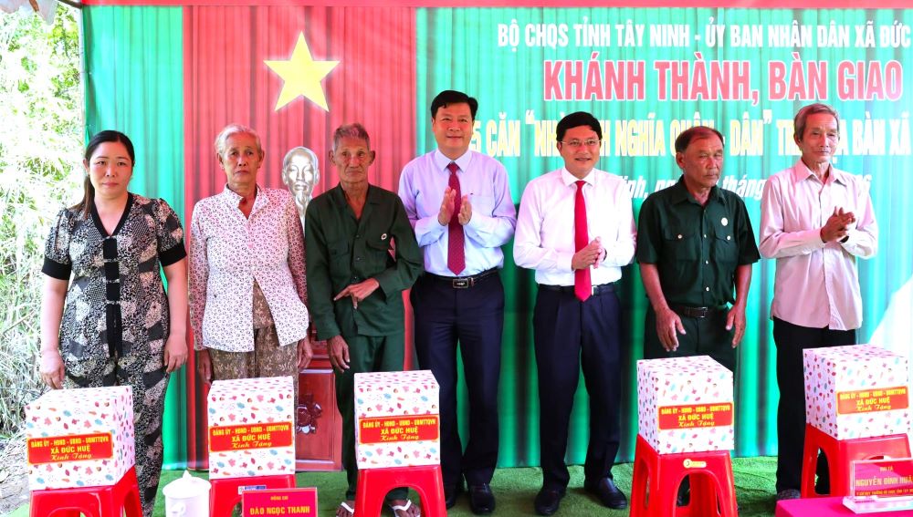Lãnh đạo xã Đức Huệ trao tặng quà cho 5 hộ gia đình khó khăn. Ảnh: UBND xã Đức Huệ ngày 22.10