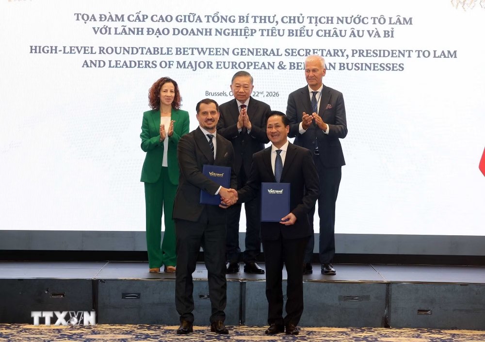 Tổng Bí thư, Chủ tịch nước Tô Lâm chứng kiến trao thỏa thuận hợp tác giữa các doanh nghiệp. Ảnh: TTXVN