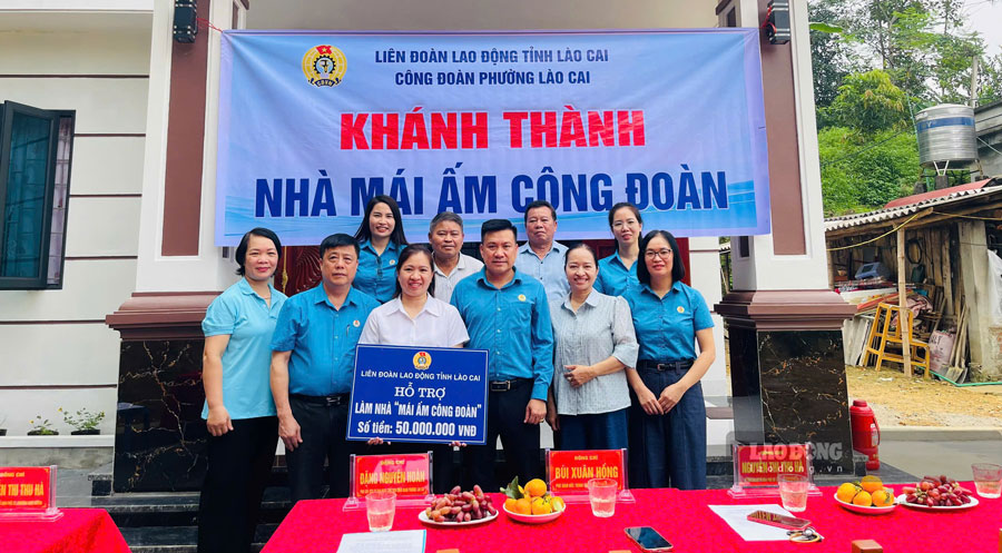 Entrega de 50 millones de VND para ayudar a una miembro del sindicato con cáncer a construir un "Hogar Sindical"