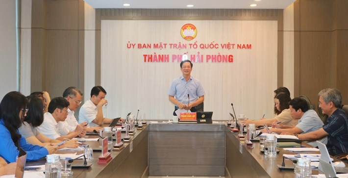 M. Phạm Văn Lập - Secrétaire adjoint du Comité municipal du Parti, Secrétaire du Comité du Parti du Front de la Patrie, des organisations de masse de la ville, Président du Comité du Front de la Patrie du Vietnam de la ville a prononcé un discours d'orientation. Photo: Portail d'information du Front de la Patrie du Vietnam de la ville de Hải Phòng