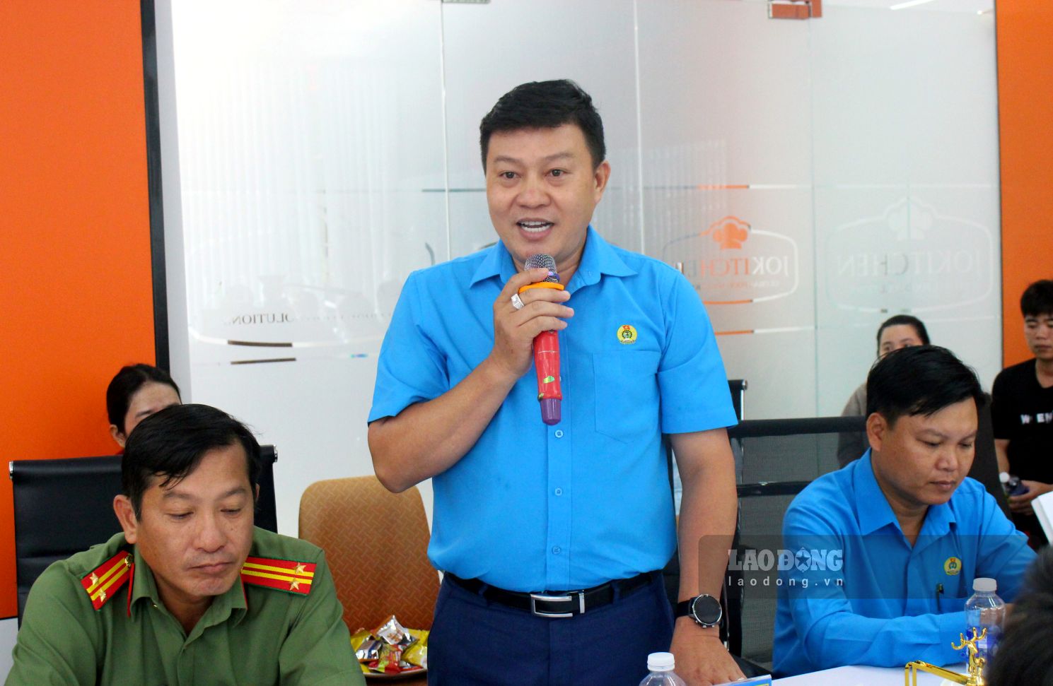 Chủ tịch Công đoàn các khu công nghiệp, khu kinh tế Đồng Tháp Nguyễn Thanh Nhàn phát biểu đóng góp ý kiến tại hội nghị. Ảnh: Thanh Mai
