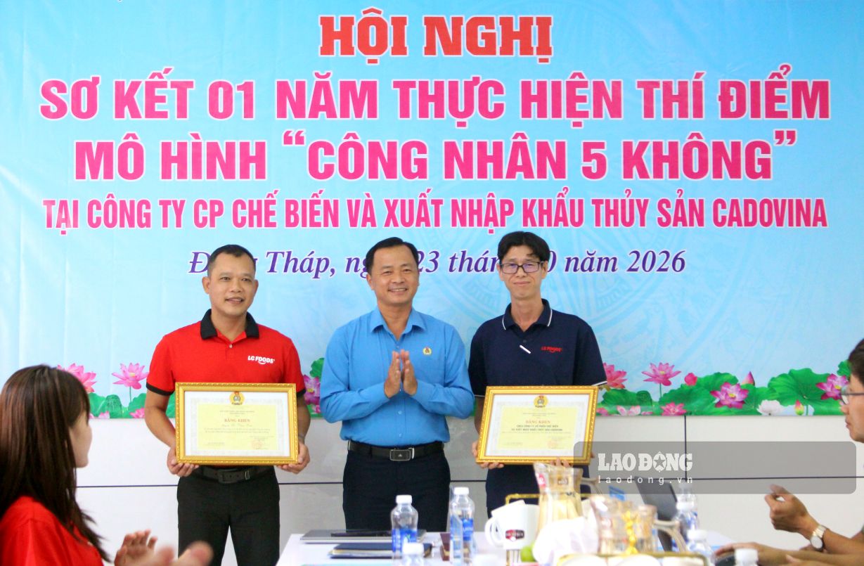 Tặng Bằng khen Chủ tịch LĐLĐ tỉnh cho tập thể, cá nhân có thành tích xuất sắc trong 1 năm thực hiện thí điểm. Ảnh: Thanh Mai