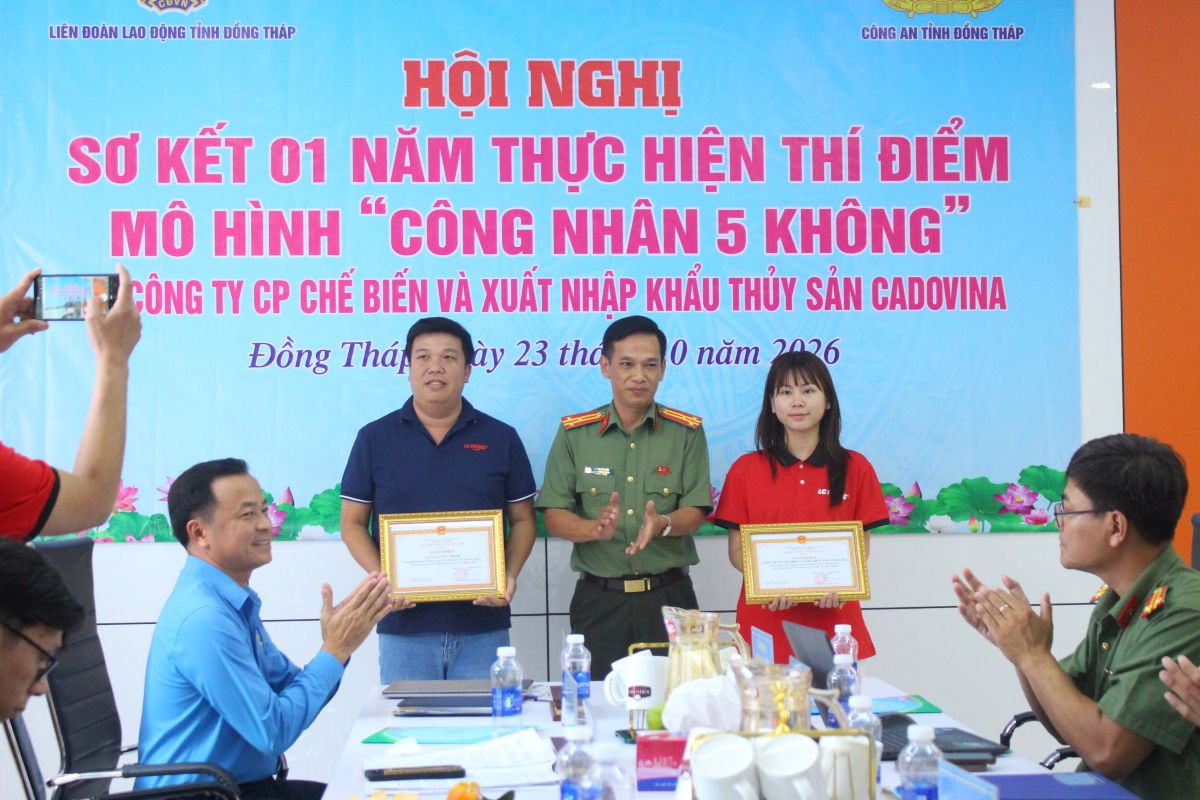 Tặng Giấy khen của Giám đốc Công an tỉnh Đồng Tháp cho tập thể và cá nhân có thành tích xuất sắc tron quá trình triển khai thực hiện thí điểm mô hình. Ảnh: Thanh Mai