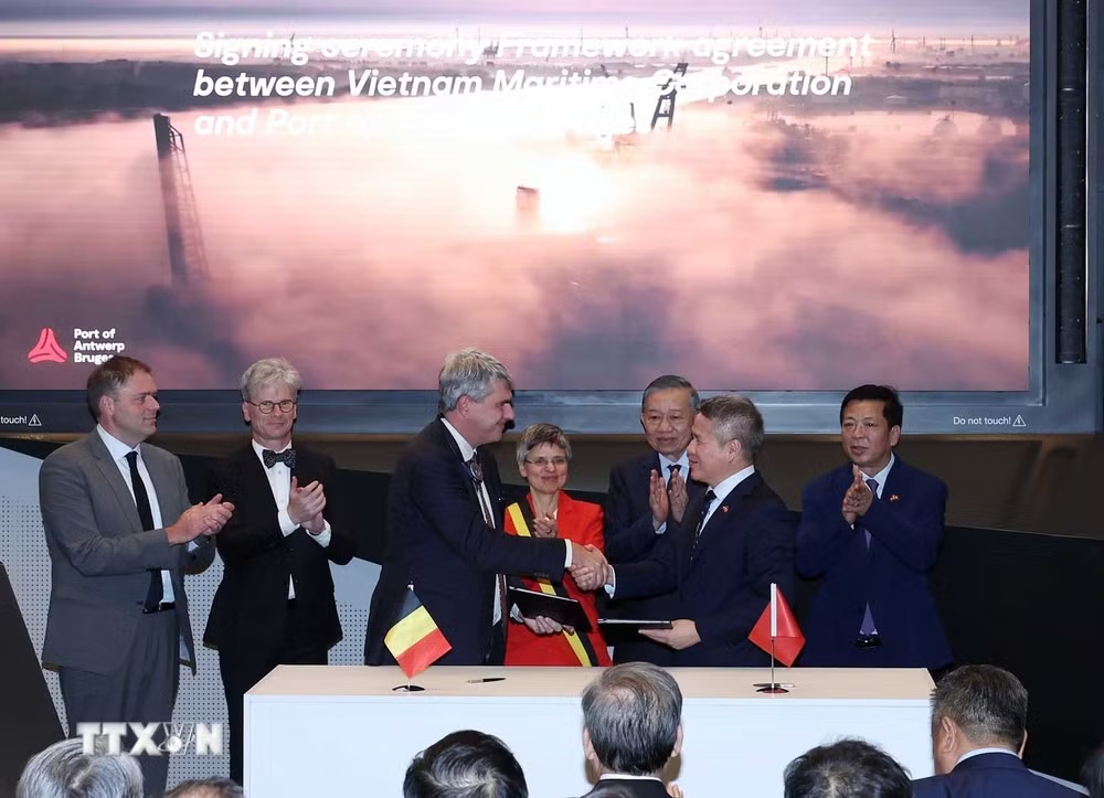 Tổng Bí thư, Chủ tịch nước Tô Lâm chứng kiến lễ ký biên bản ghi nhớ giữa cảng Antwerp và Tổng Công ty Hàng hải Việt Nam. Ảnh: Thống Nhất/TTXVN