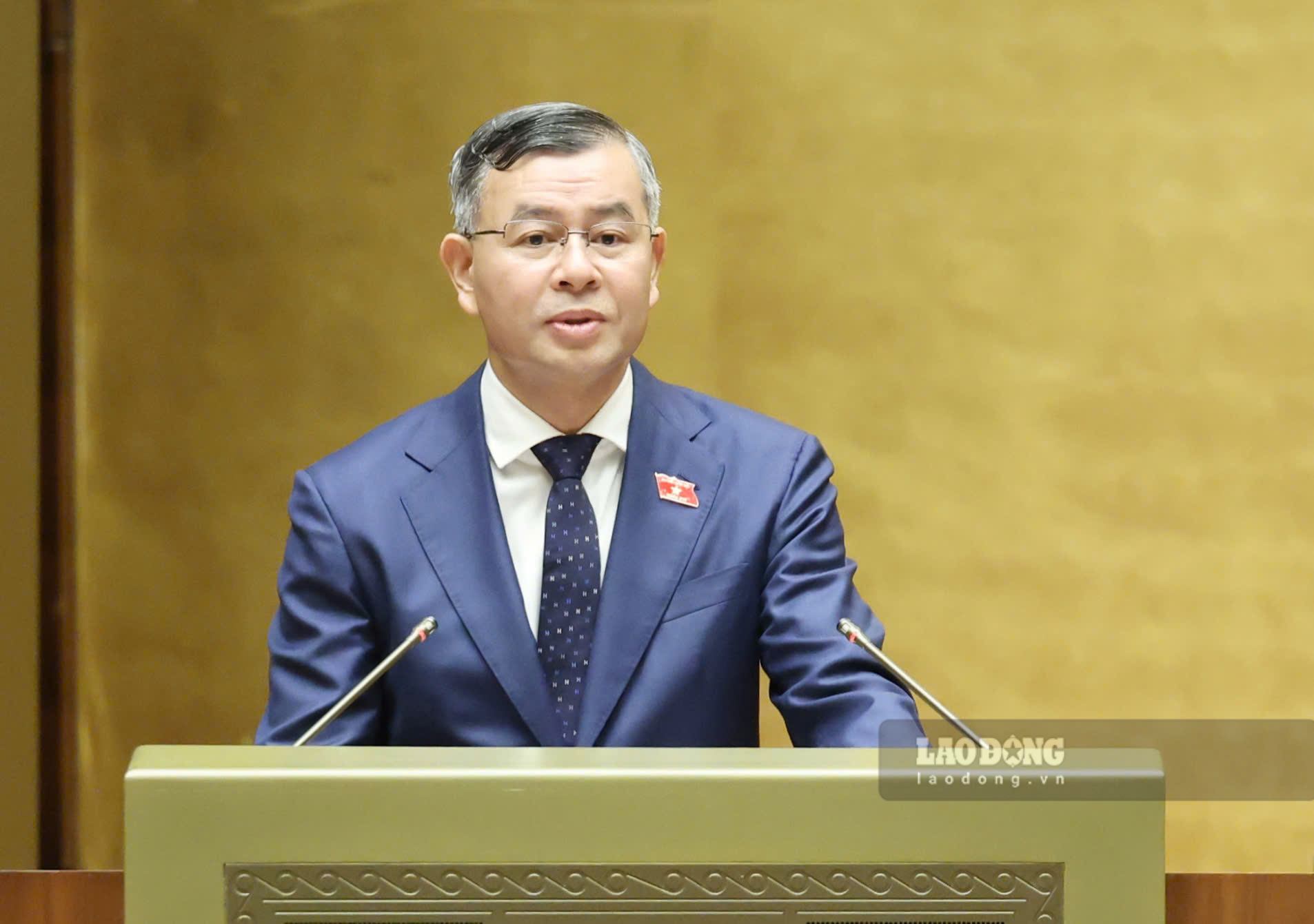 Bộ trưởng Bộ Tài chính Ngô Văn Tuấn trình bày Tờ trình dự án Luật sửa đổi, bổ sung một số điều của Luật Thuế thu nhập doanh nghiệp, Luật Thuế sử dụng đất phi nông nghiệp, Luật Thuế thu nhập cá nhân. Ảnh: Hải Nguyễn